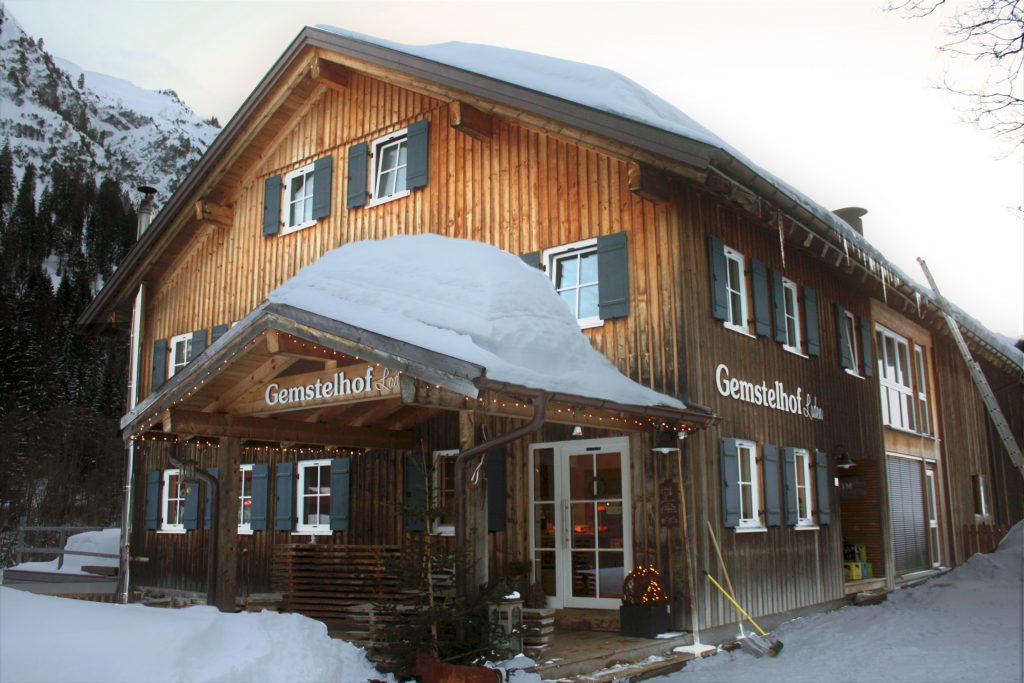 Dreiteiliges Mehrzweckgebäude: Hinter dem Ladenraum gliedert sich das Wohnhaus von Bernhard Heim an, nur eine Wand trennt es vom Kuhstall mit Sennerei. Hier wird die Milch direkt zu verkaufsfertigem Käse und Joghurt weiterverarbeitet. Foto: Jana Wilken