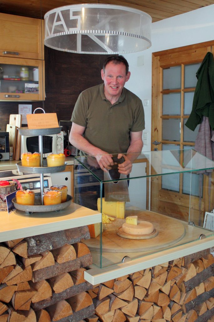 Bernhard Heim hat das Kleinwalsertal für eine dreijährige Ausbildung zum landwirtschaftlichen Facharbeiter verlassen, bevor er den Hof von seinem Vater übernahm und auf Direktvermarktung an Touristen umstellte. Foto: Jana Wilken