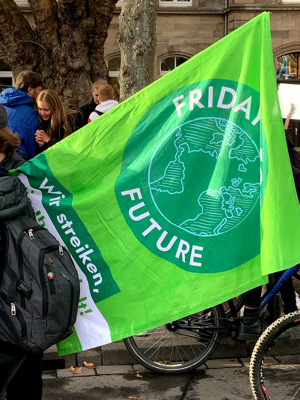 Fahne der FridaysForFuture-Bewegung, Globaler Klimastreik 29.11.2019